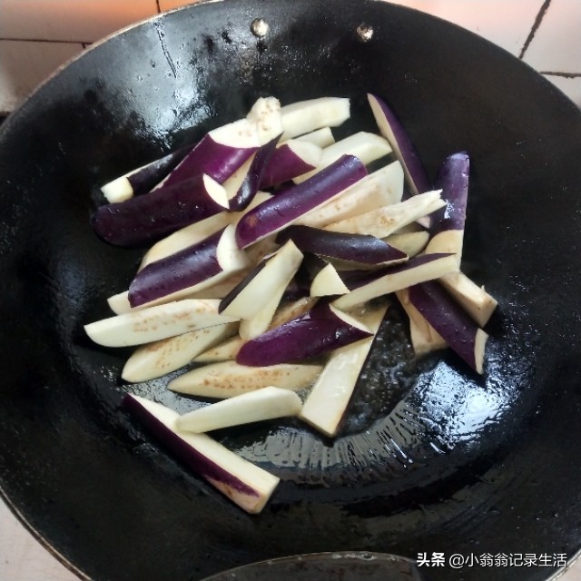 香辣茄子最简单做法窍门,大厨教你做风味茄子外酥里嫩酸甜