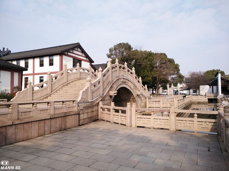 手机掉水里当场拿起来,手机掉入水中还可以正常使用