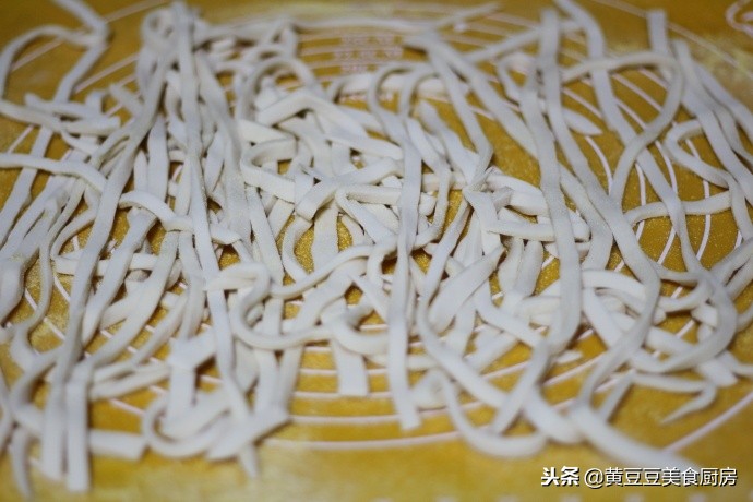 做手擀面用不用醒面,做手擀面里面需要加鸡蛋吗