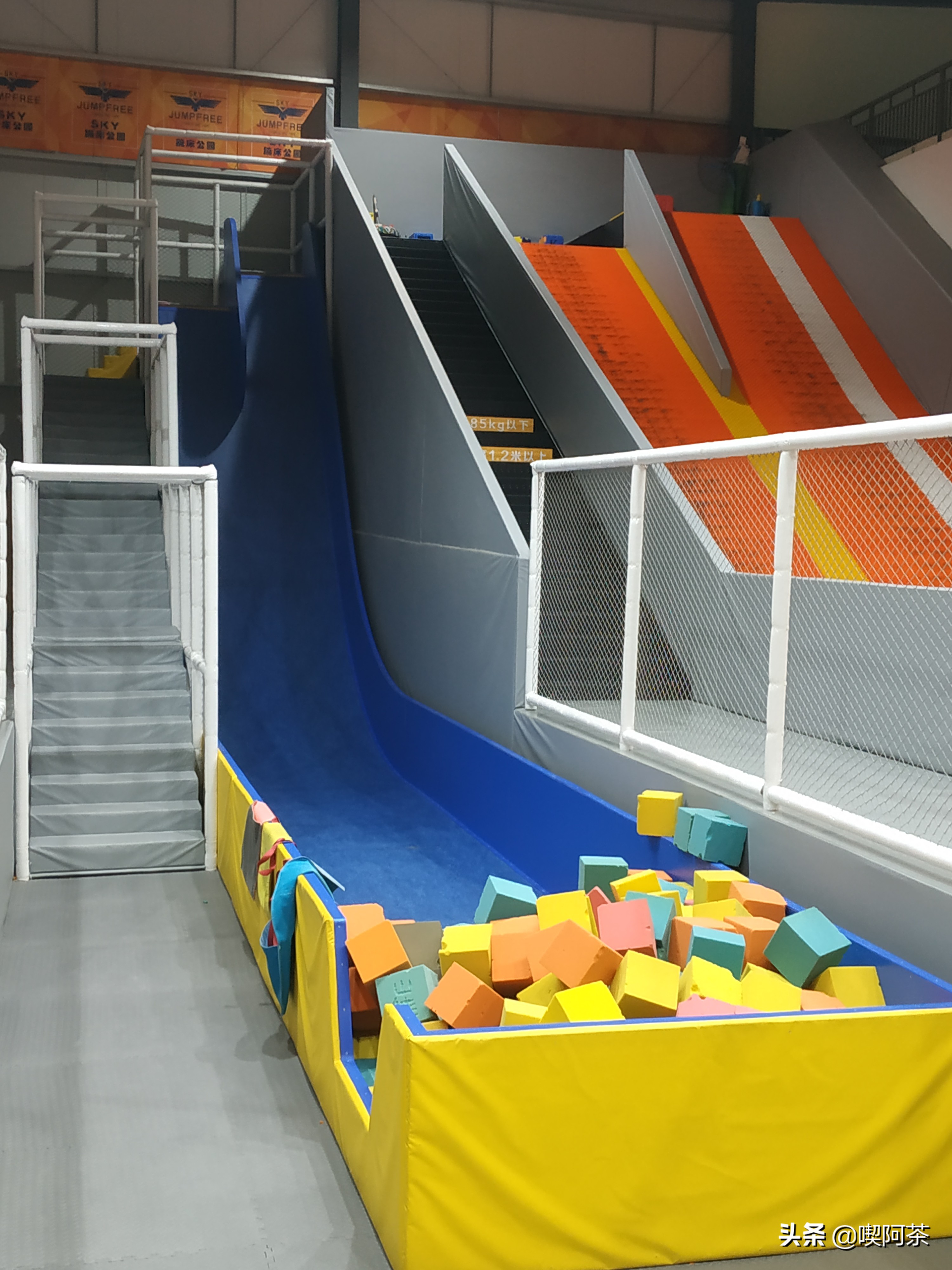 让我们离开地球表面歌词,让我们一起逃离到地球的边缘