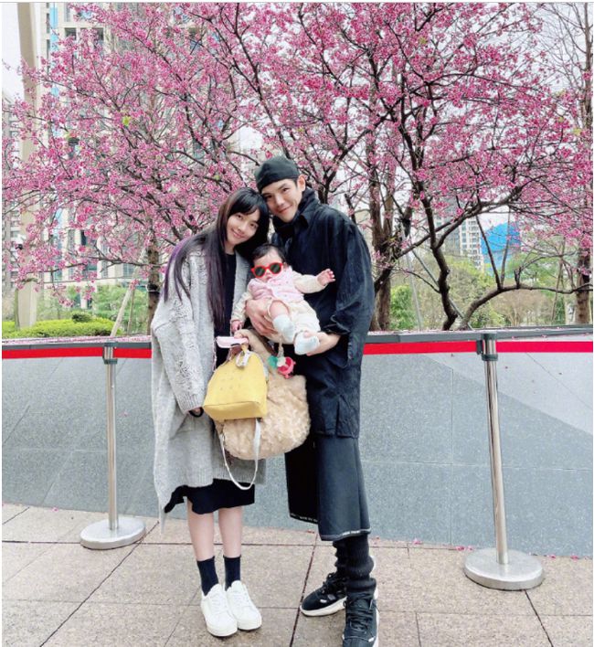 郭碧婷因生子获12亿豪宅，现在疑似怀二胎，她如何成为港娱太子妃