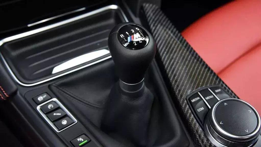 为什么买车时总有人劝你买bba,为啥刚开始买车要买bba