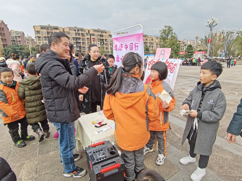 叙永城西实验学校；“小鬼”来当家，小地摊显大爱