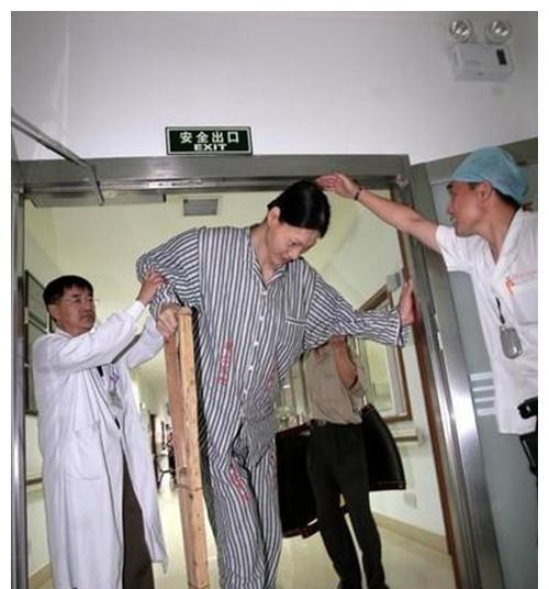 中国第一女巨人22岁2米42,世界第一巨人女人