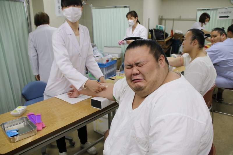 27岁抽血检查说尿酸有点高怎么办,尿酸接近正常最高值430怎么办