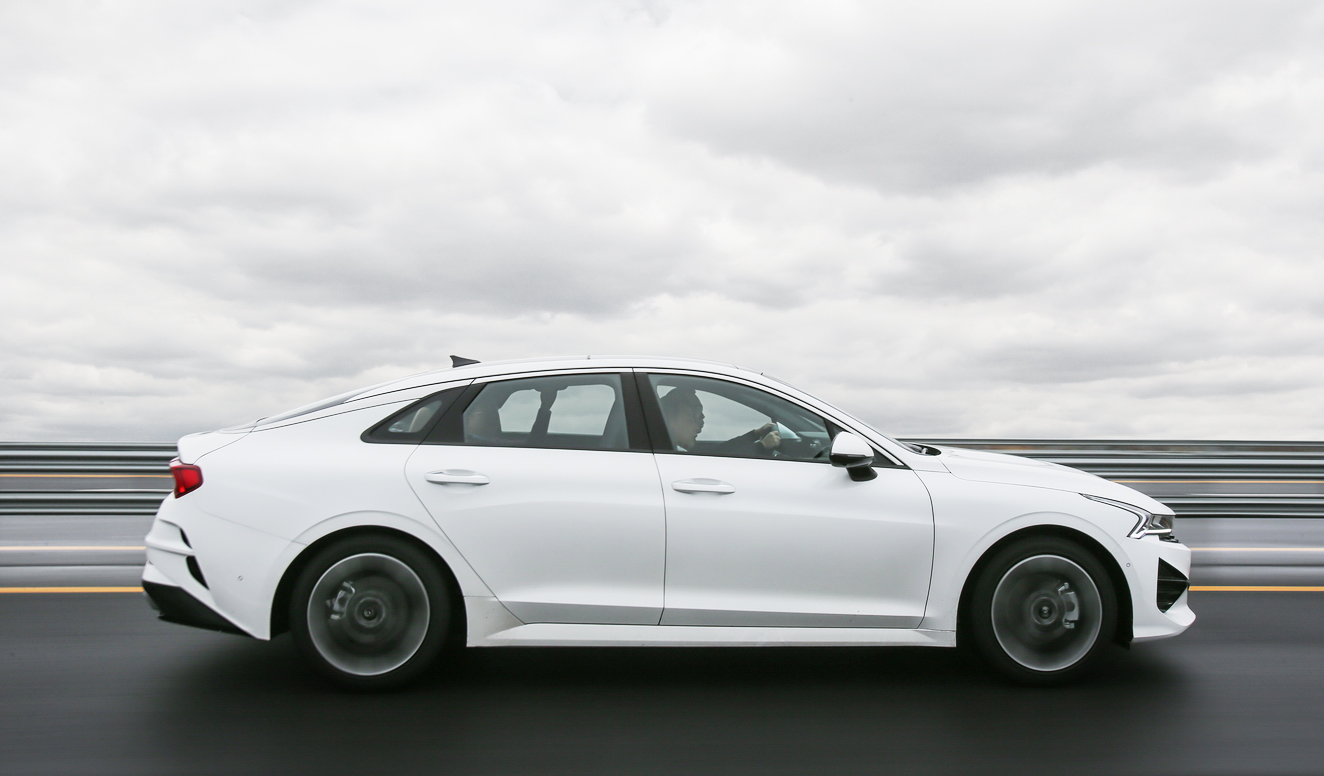 最新款起亚k5驾驶感受,全新起亚k5重回颜值巅峰