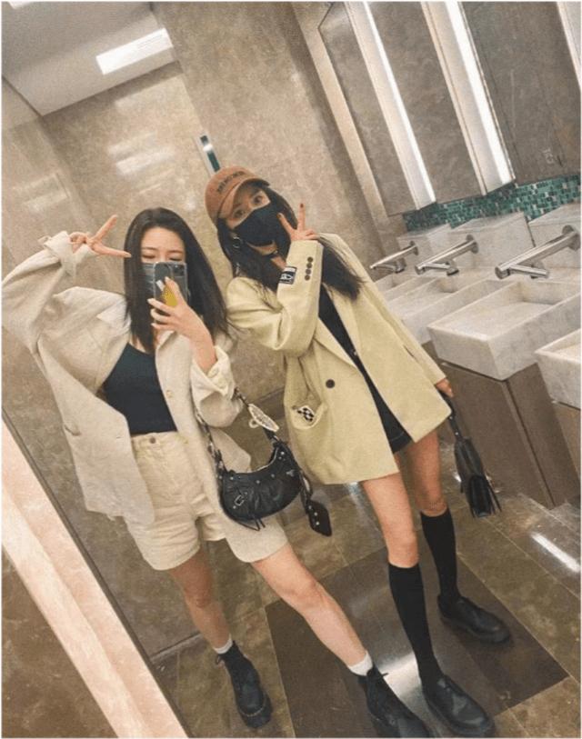 杨幂逛街被偶遇大方合影,杨幂逛街被偶遇三里屯穿搭照片