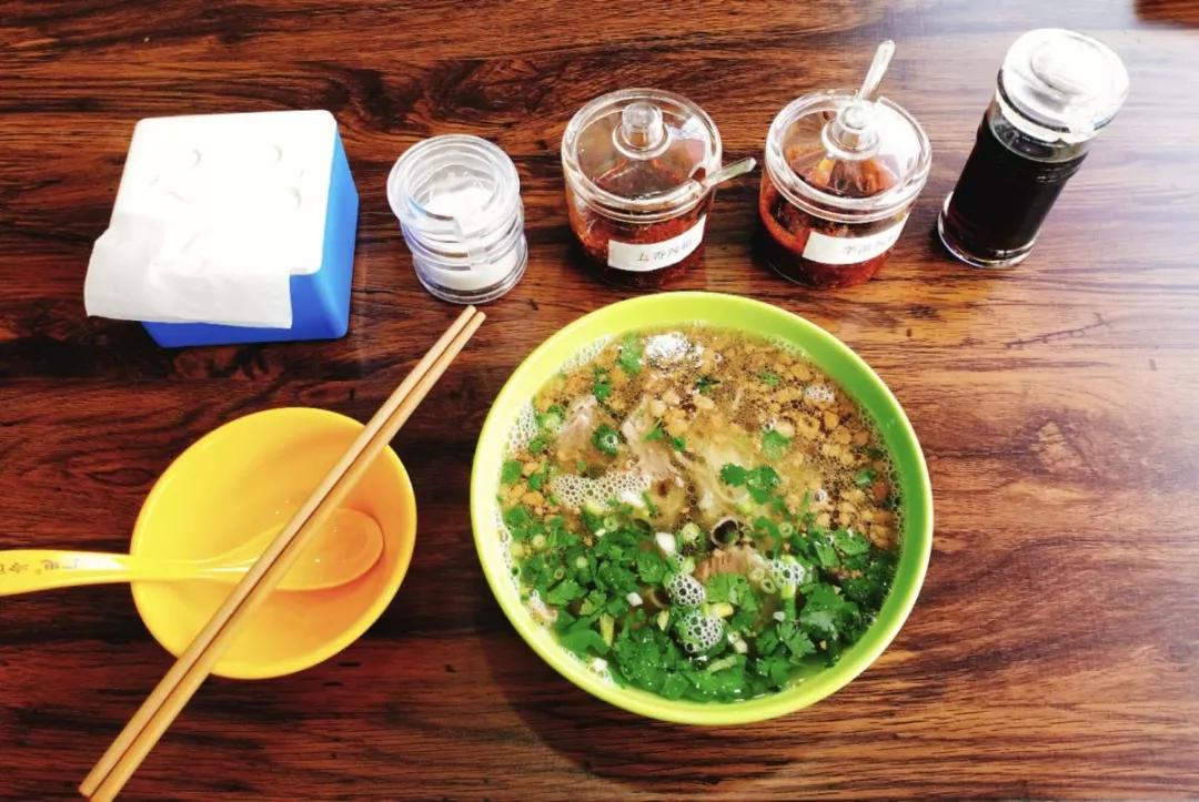 徐州冷面的汤底,满满一碗羊肉