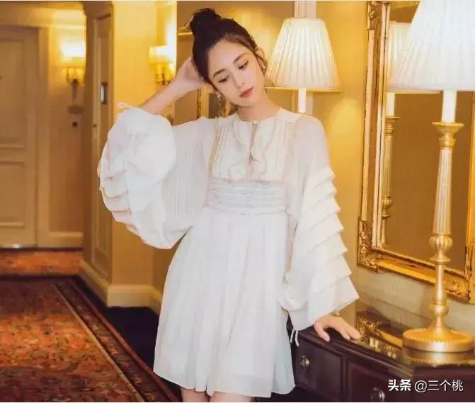 今年流行的裙子不穿高跟鞋,穿今年最流行的裙子