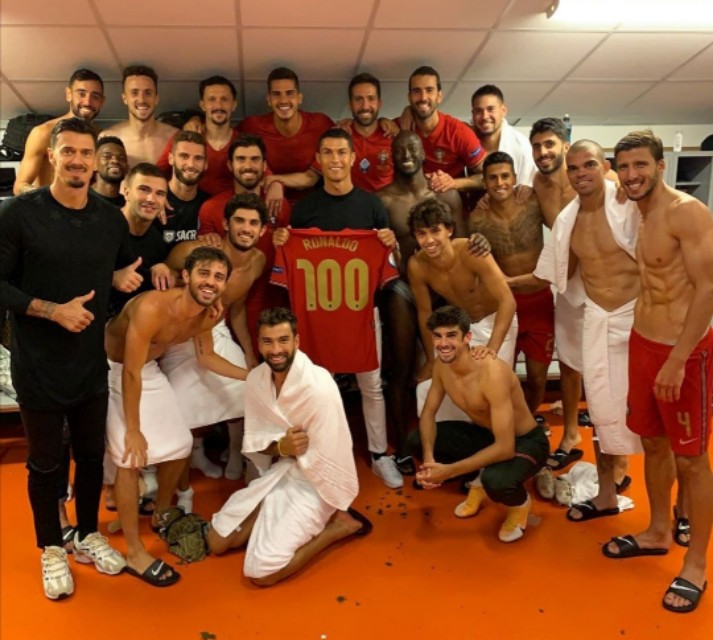 c罗把全部球衣给球迷,c罗把球衣送给球迷时的景象