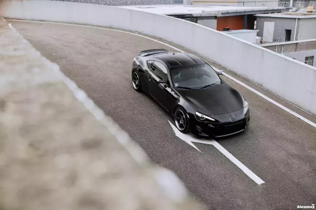 丰田86轮毂装18寸还是17寸好,丰田86加宽体