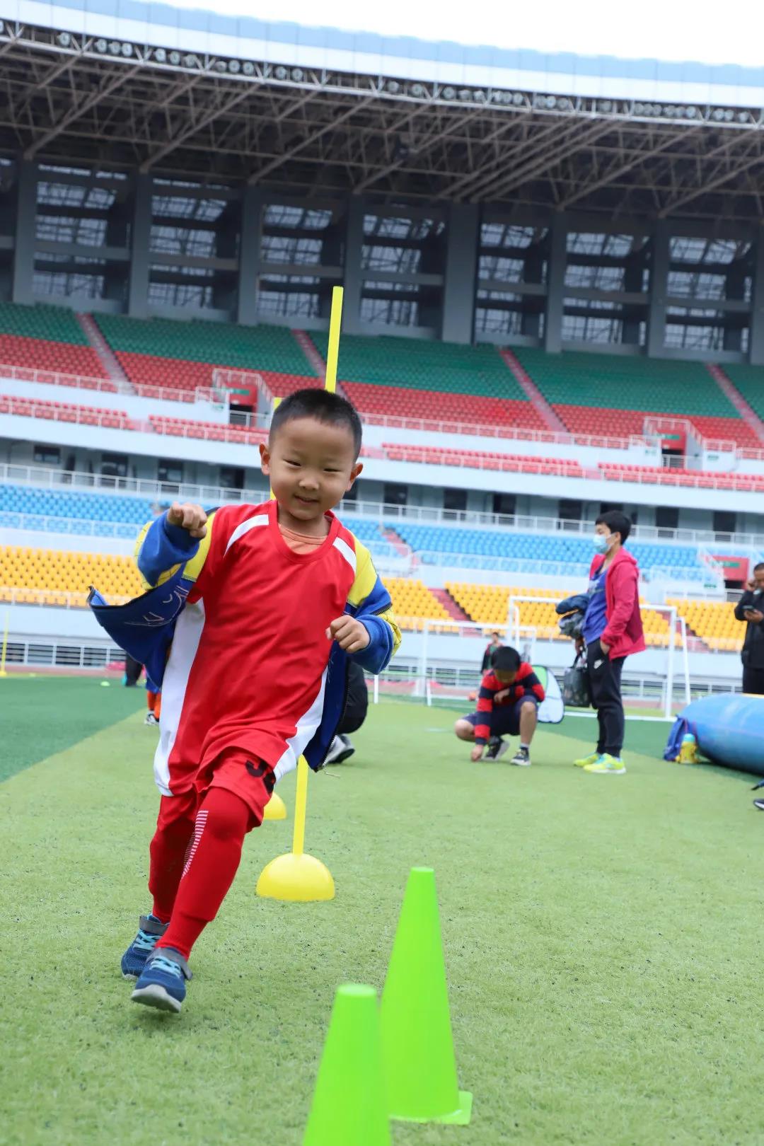 聊城大学附属幼儿园足球趣味赛成功举办
