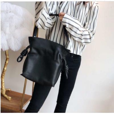 巴宝莉和lv包包哪个好,巴宝莉水桶包和lv水桶包比较