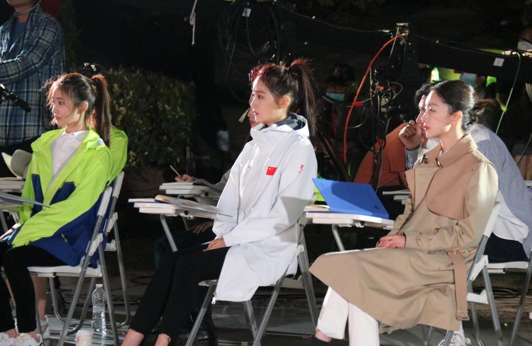 张艺谋说，她会成为“周冬雨的接班人”