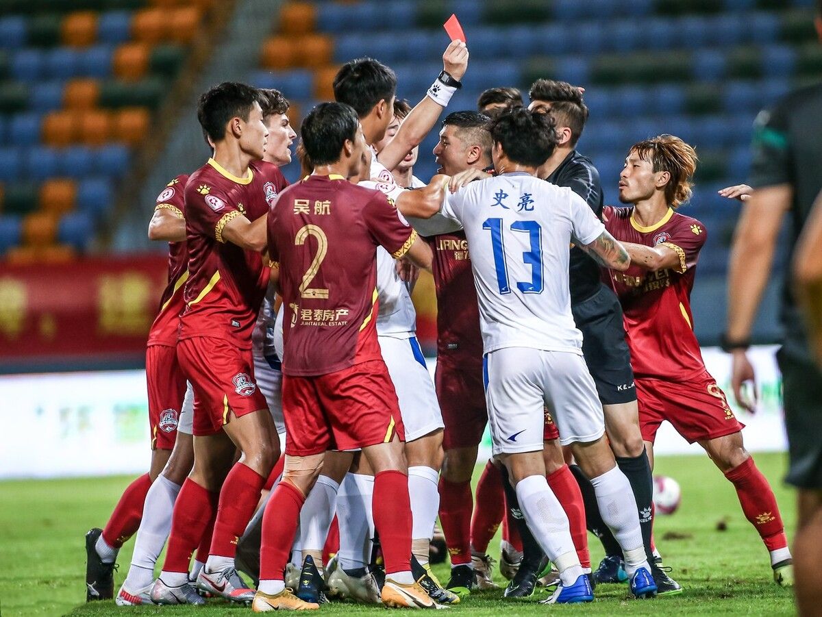 丢脸！广东1球队教练不满球员领红牌，冲进足球场锁喉主裁判