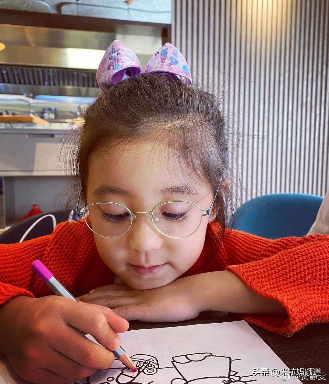 贾静雯的女儿眼睛是远视还是近视,贾静雯眼近视多少度