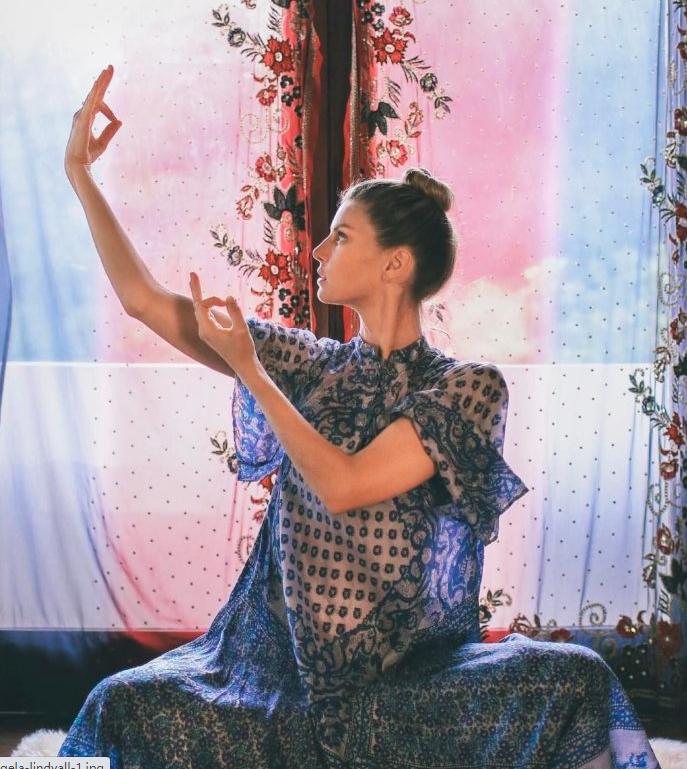 全球最撩超模！一双狐狸媚眼迷倒众生，爆红后却在乡下养鸡？