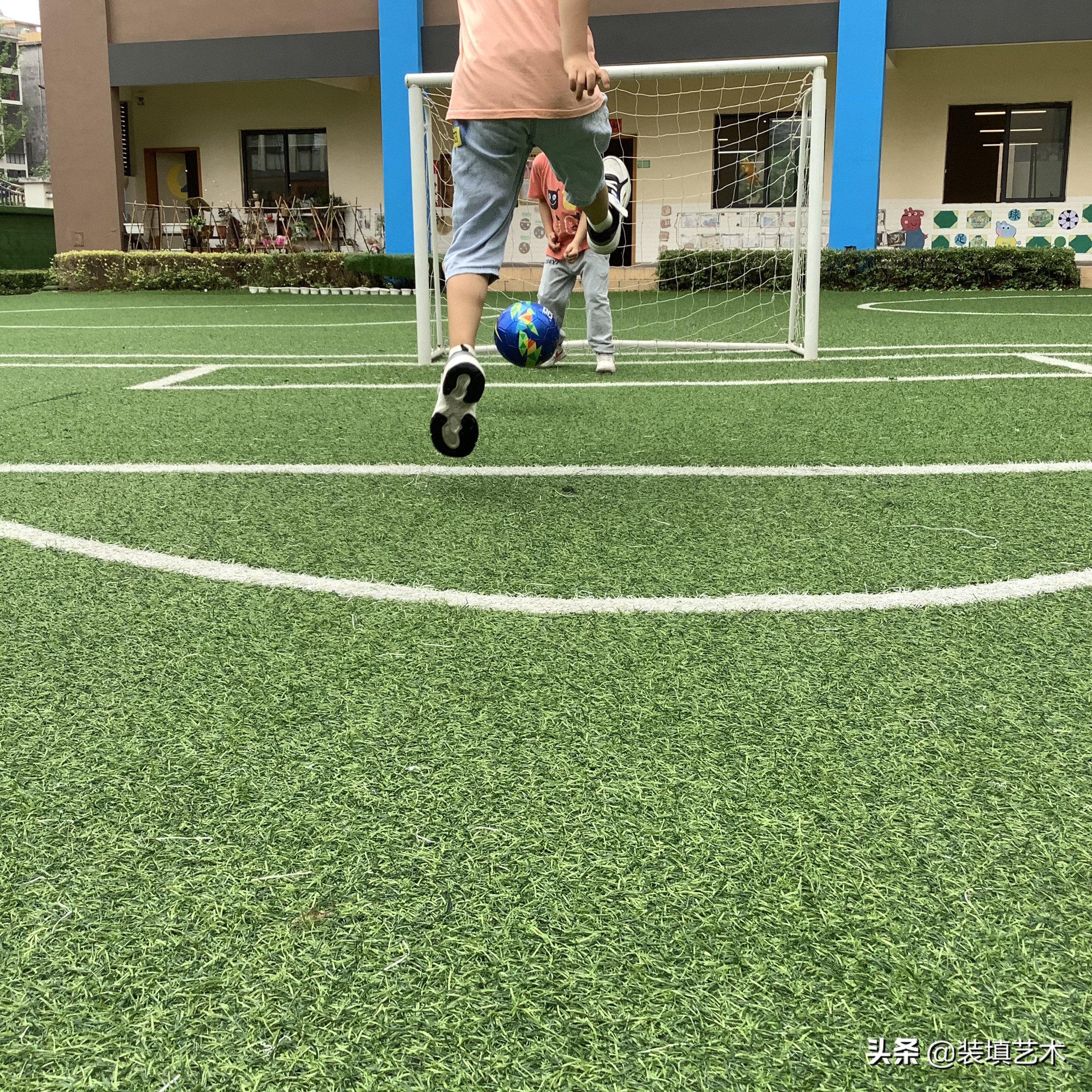 幼儿园开展足球运动应注意哪里,幼儿园足球案例分析及解决方案