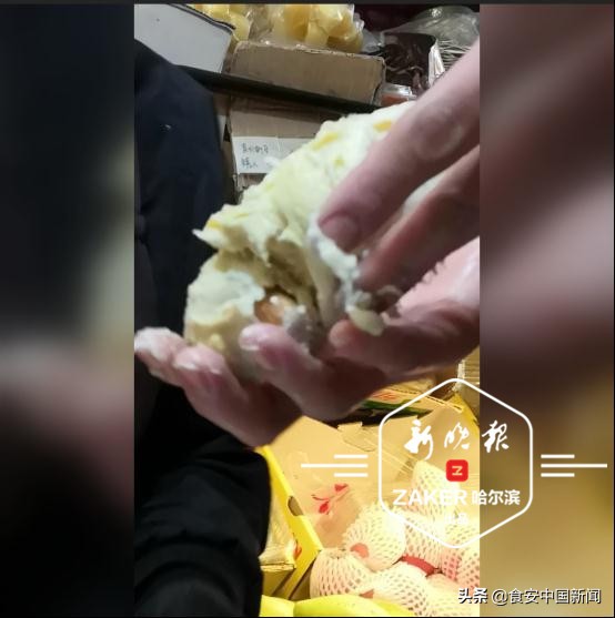哈尔滨记者*底卧**外卖热销店，震惊了：烂水果做原料、上岗无健康证