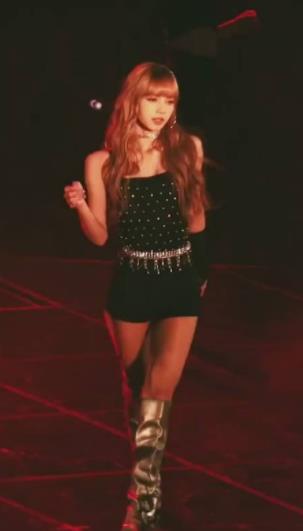 王嘉尔为lisa打calllisa点赞评论,lisa怎么回应王嘉尔