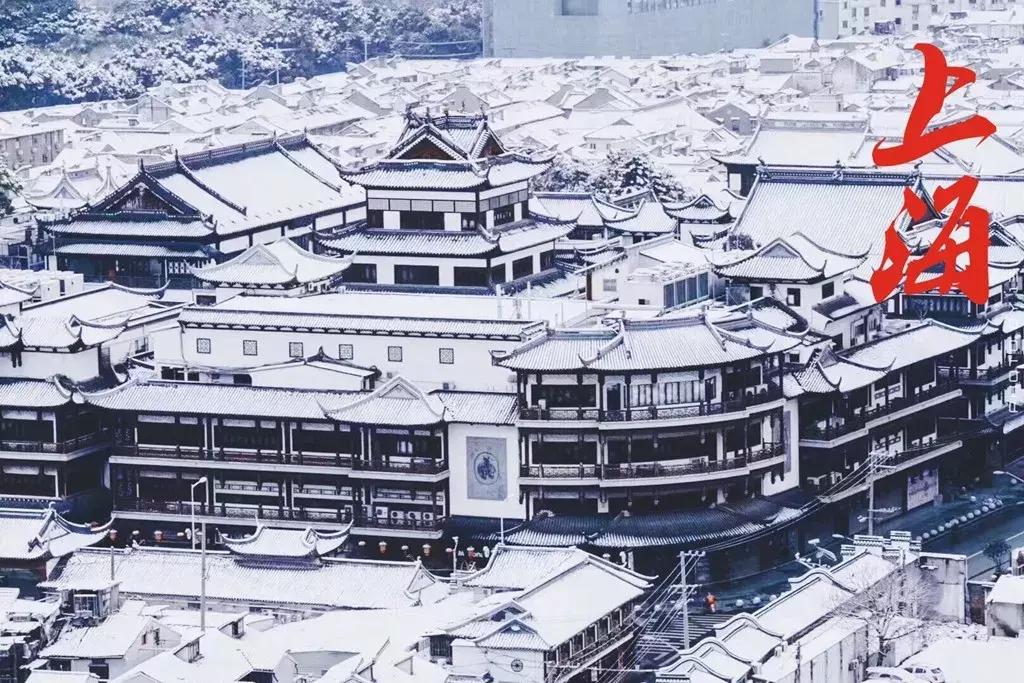 马丁新款v12,阿斯顿马丁v8和v12对比