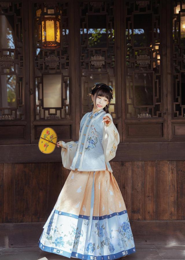 今年最新款的汉服冬天穿的,冬季汉服女保暖加厚全套