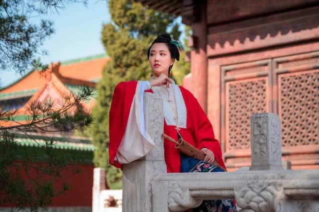 加拿大华裔白富美收藏上百套汉服，一把扇子就2万多，像神仙姐姐