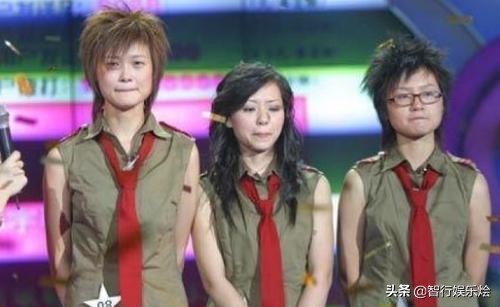 李宇春穿高开叉鱼尾裙 (李宇春穿鱼尾红裙大秀曲线)