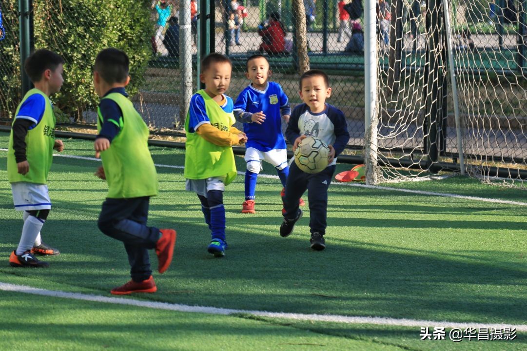 儿童足球训练搞笑瞬间,小孩足球训练10个基本动作