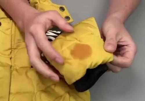 羽绒服沾到油渍怎么去除,羽绒服沾上油渍怎么去掉
