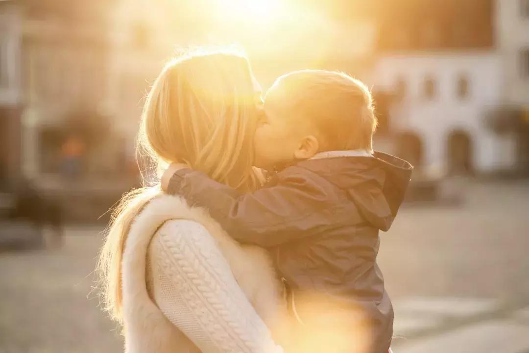 打骂妈妈的孩子怎么教育,老是忍不住打骂孩子怎么办