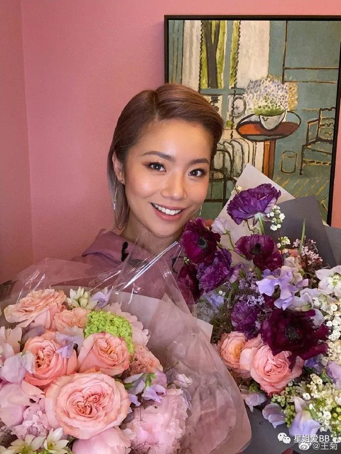 比新发色更抢眼的是她的微博改了两个字？