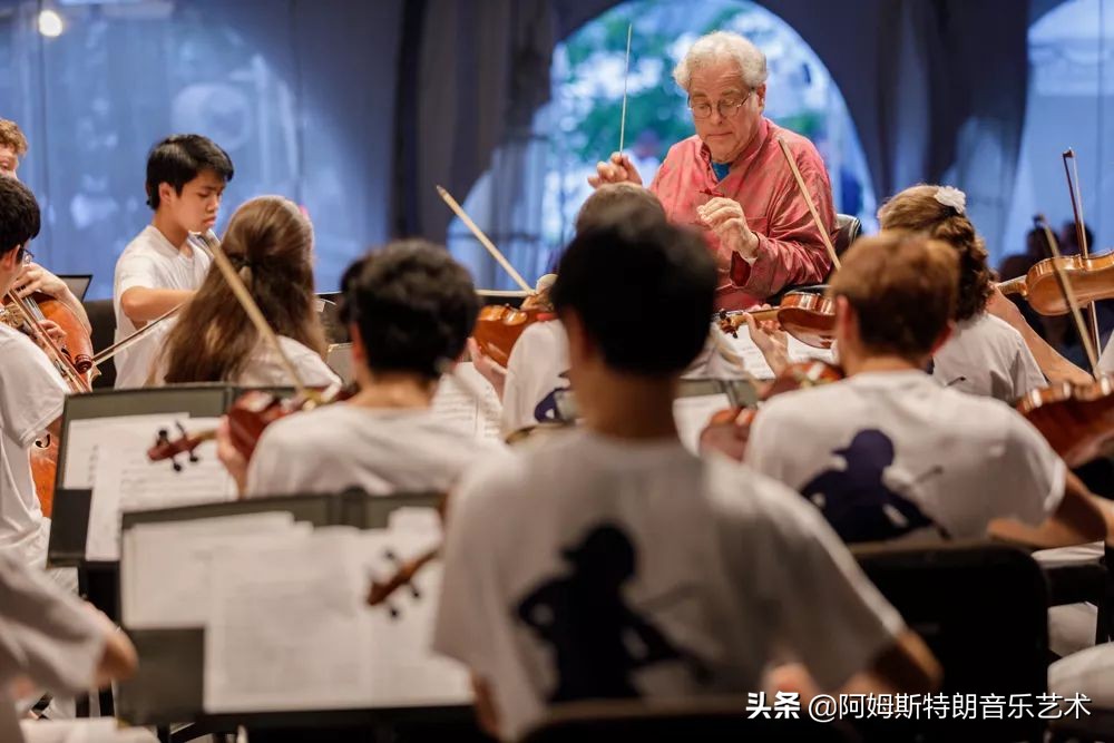 查尔斯给女王过生日,查尔斯国王生日哈里王子送祝福