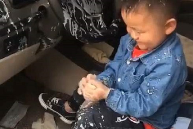 妈妈上厕所孩子吃东西,妈妈上厕所宝宝吃东西