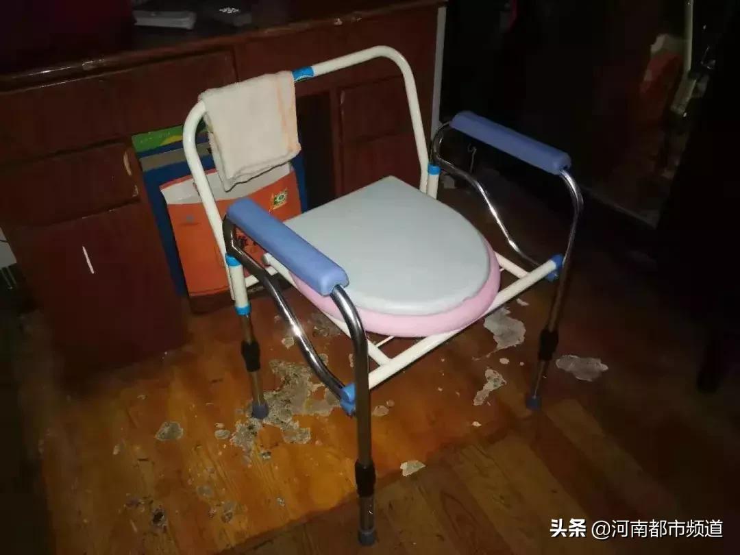 楼上发出声音敲门无人应答,女子深夜在家睡觉天花板传来怪声