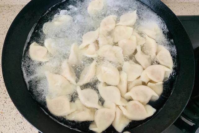 饺子破皮是馅的问题吗,冻饺子破皮怎么补救