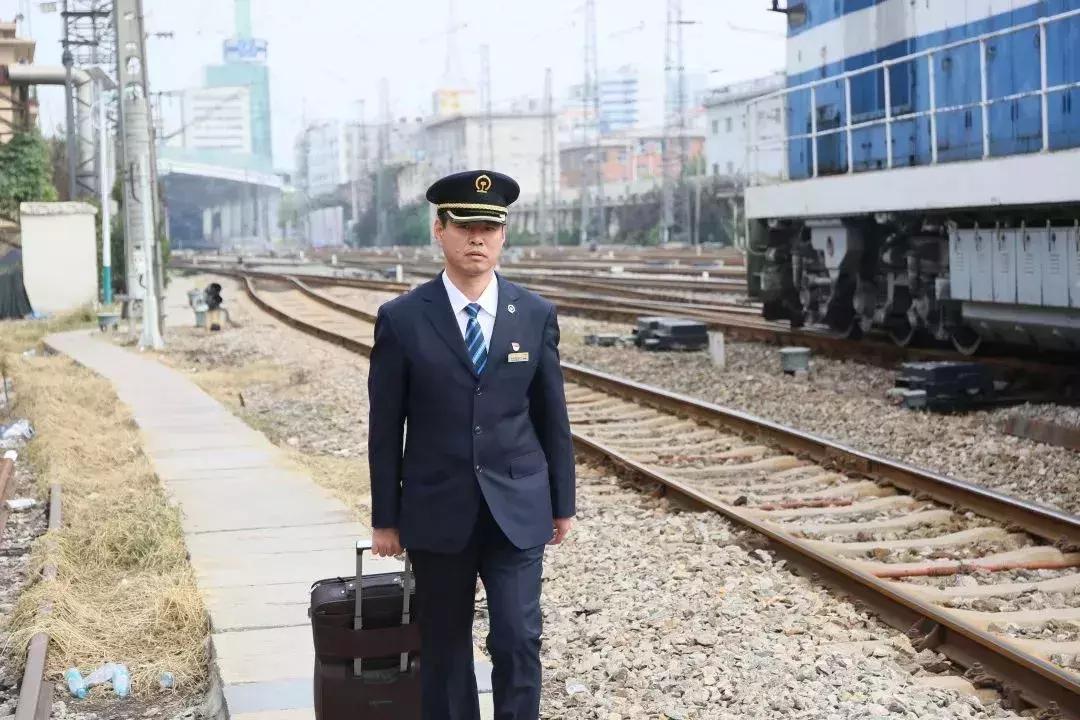 他手握7本火车驾照，却拿不到小客车驾照？因为…