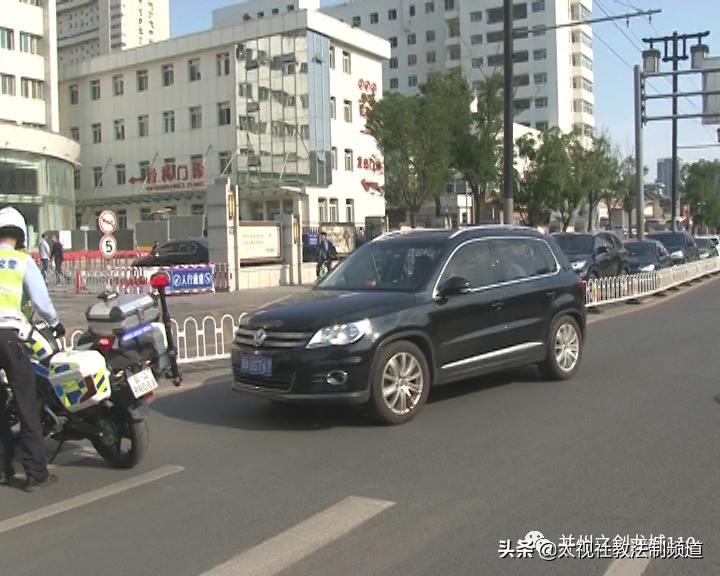 交警开道护送颅骨骨折儿童就医,市南交警紧急开道送断指伤员就医