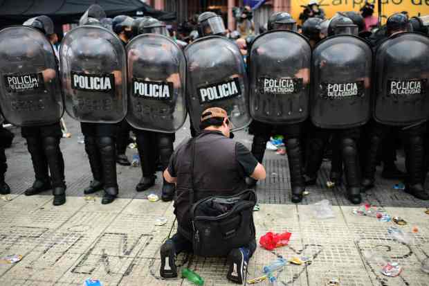 马拉多纳去世球迷落泪,马拉多纳去世各国球迷的反应