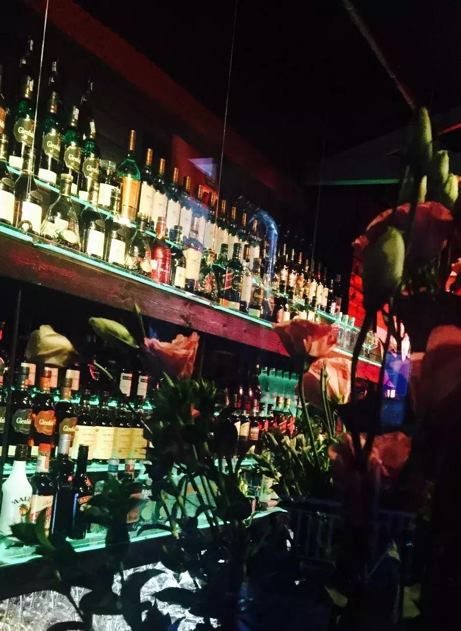 作为郑州酒吧界的引路人，不见不散承载着无数人的青春