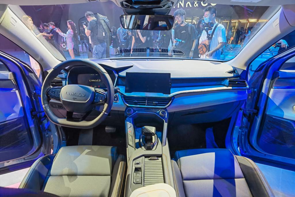 汽车玻璃膜贴中隐还是高隐好视频,汽车玻璃膜是在里边贴还是外边贴