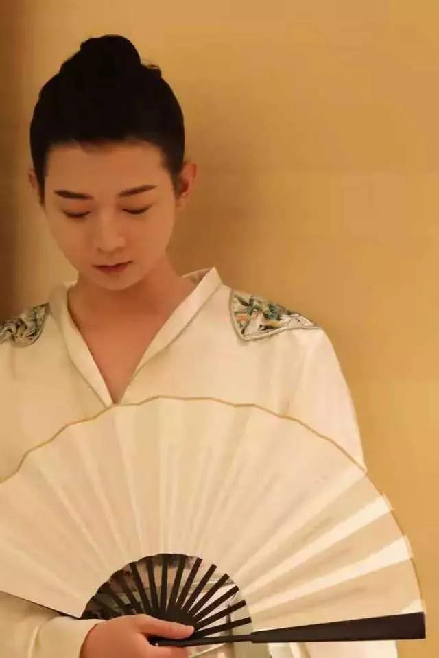 霍尊发文道歉宣布退圈，否认出轨恐吓信息量大，遭陈露发文再打脸