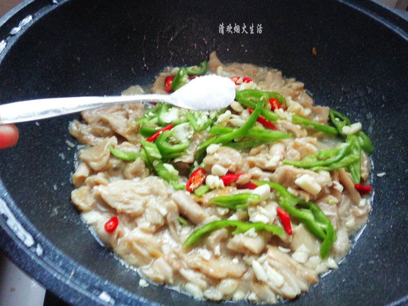 野生菌直接放水里清洗是错误的，教你两招，轻松吃干净美味的菌子