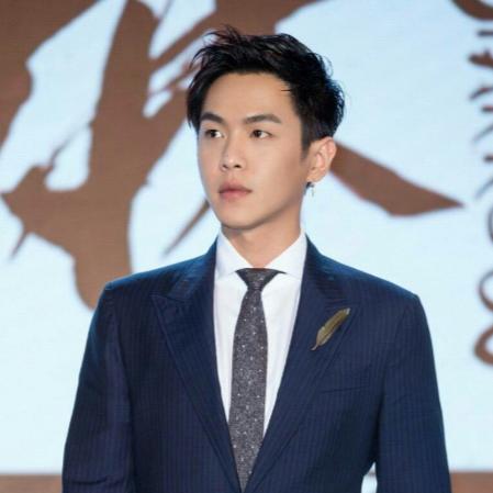 脸上有很多痣的男生代表什么,男人脸上有哪些痣不好图片