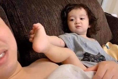爸爸闻宝宝脚丫一脸嫌弃,爸爸闻宝宝小脚丫搞笑