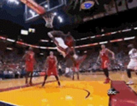 詹姆斯被恶犯打进球,詹姆斯生涯十大恶犯集锦