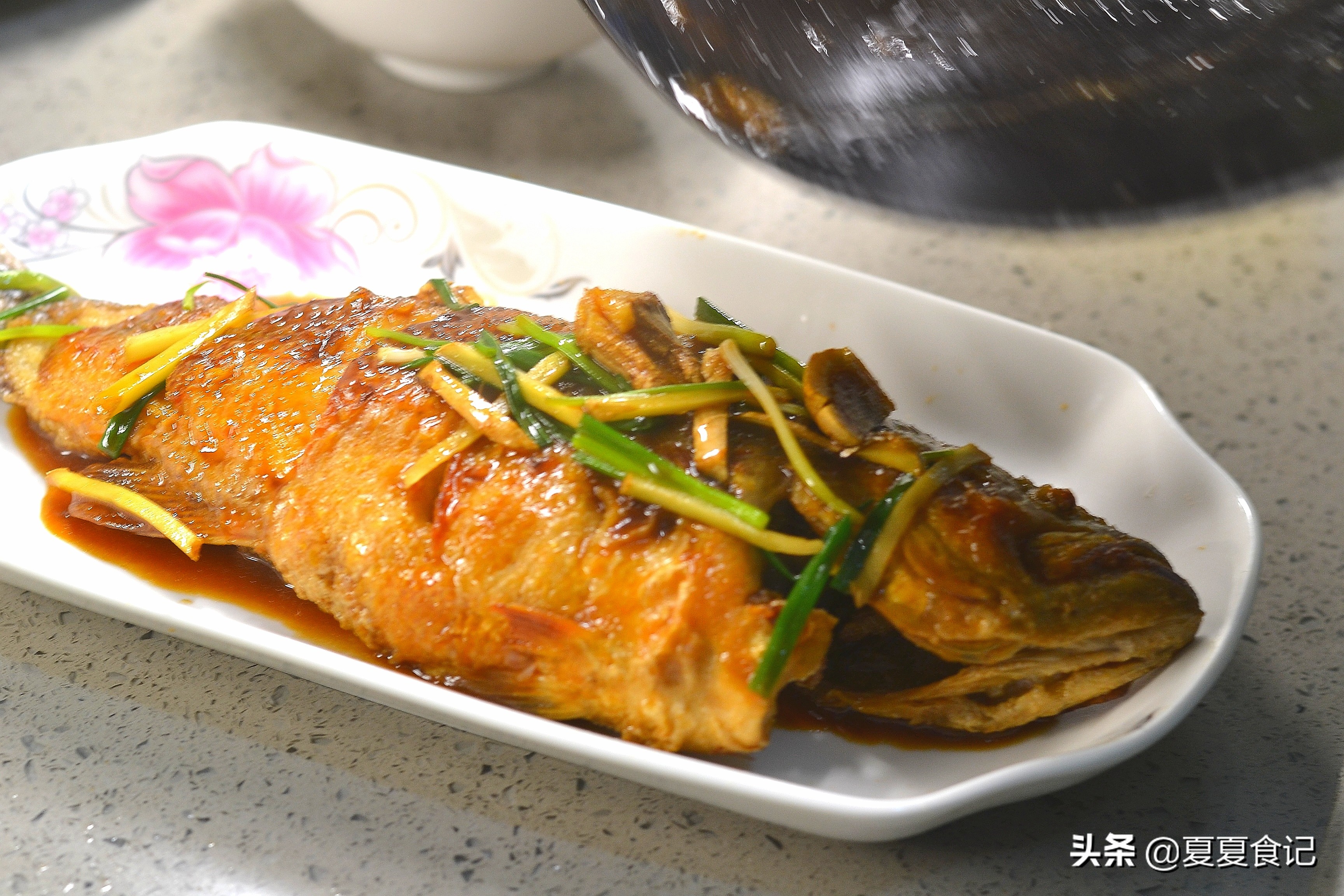 红烧鱼不煎不炸如何调配酱汁,红烧鱼教你正确做法鲜香入味