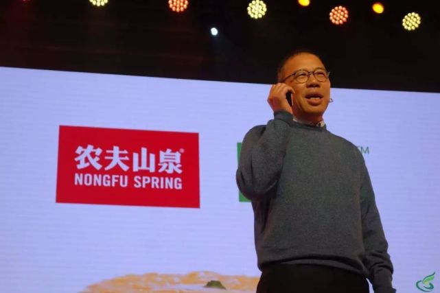 两个中国首富去长白山做矿泉水，一个亏掉40亿，一个却赚4千亿