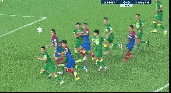 中超罕见一幕，31岁老将亮鞋钉将小将檫伤，外援飞踹门将引冲突