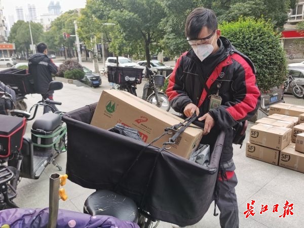 顺丰小哥主动申请回汉保障快递收寄,全市107个顺丰营业点寄收业务已全面恢复